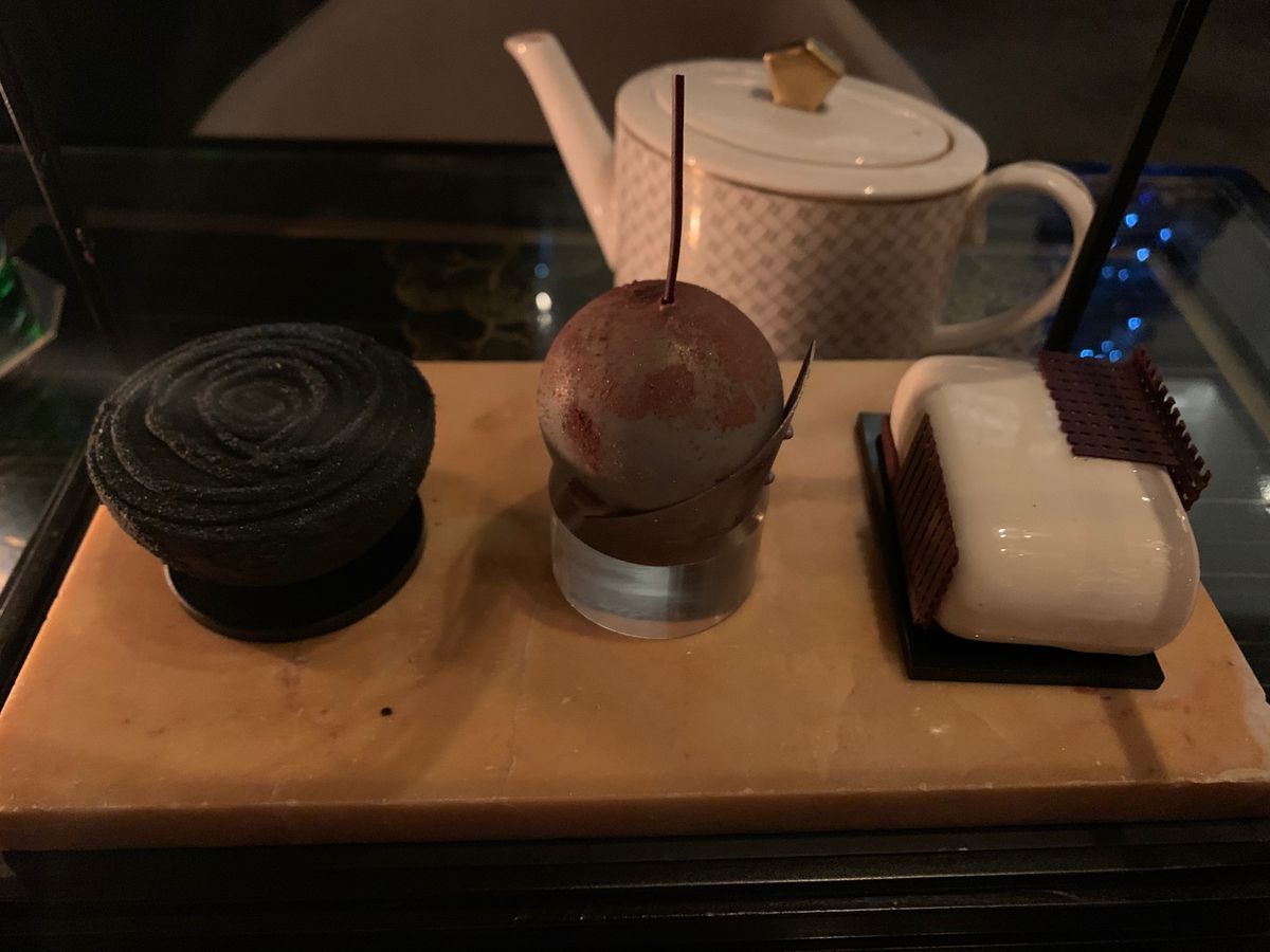 アフタヌーンティー。サンドイッチは美味しかったけど、その後出てくるケーキ、...