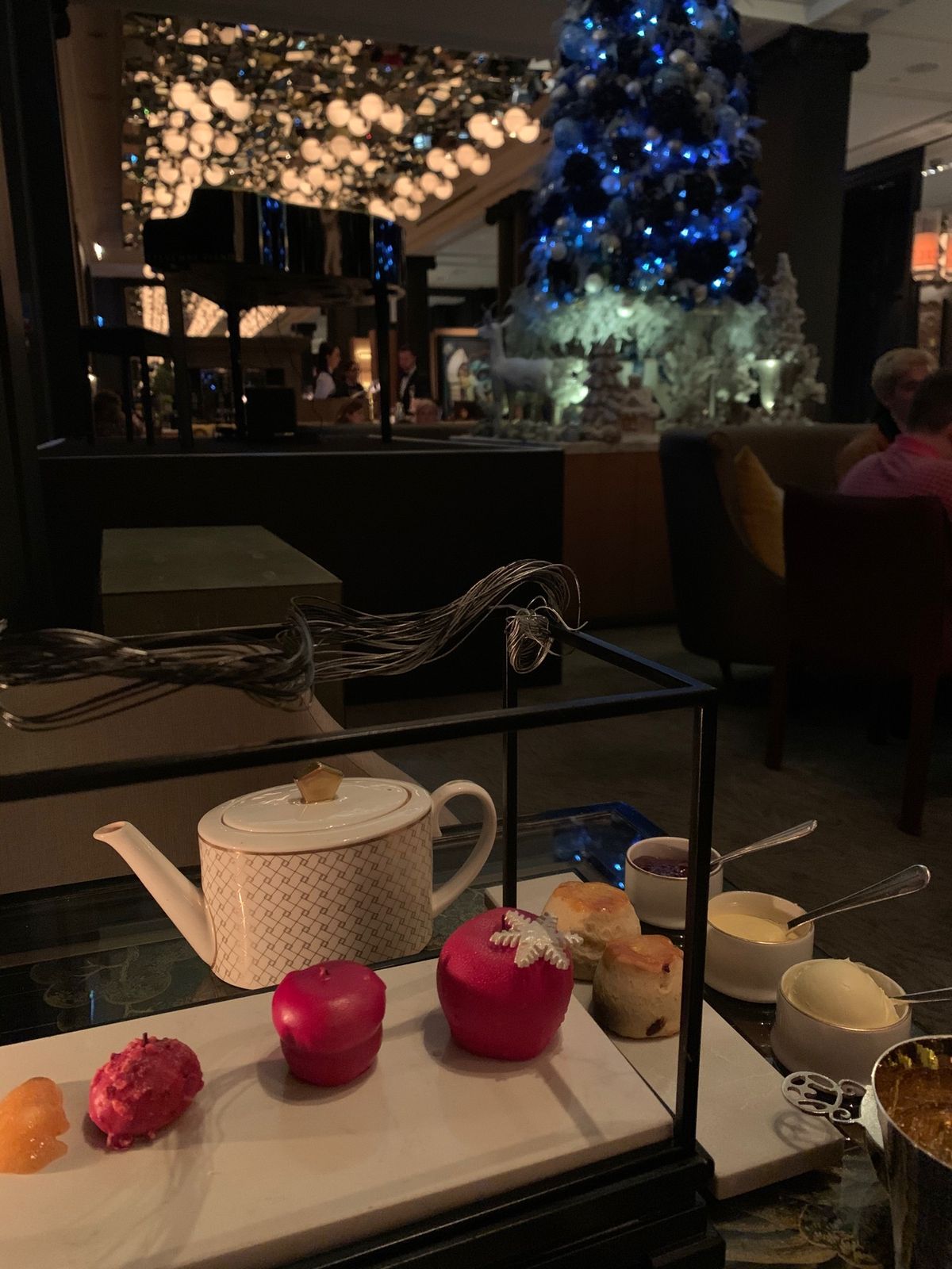 アフタヌーンティー。サンドイッチは美味しかったけど、その後出てくるケーキ、...