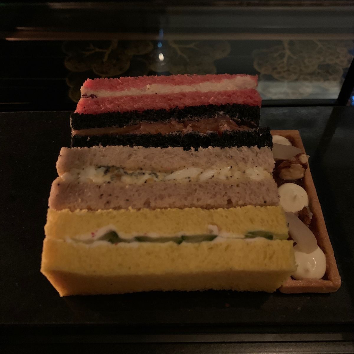 アフタヌーンティー。サンドイッチは美味しかったけど、その後出てくるケーキ、...