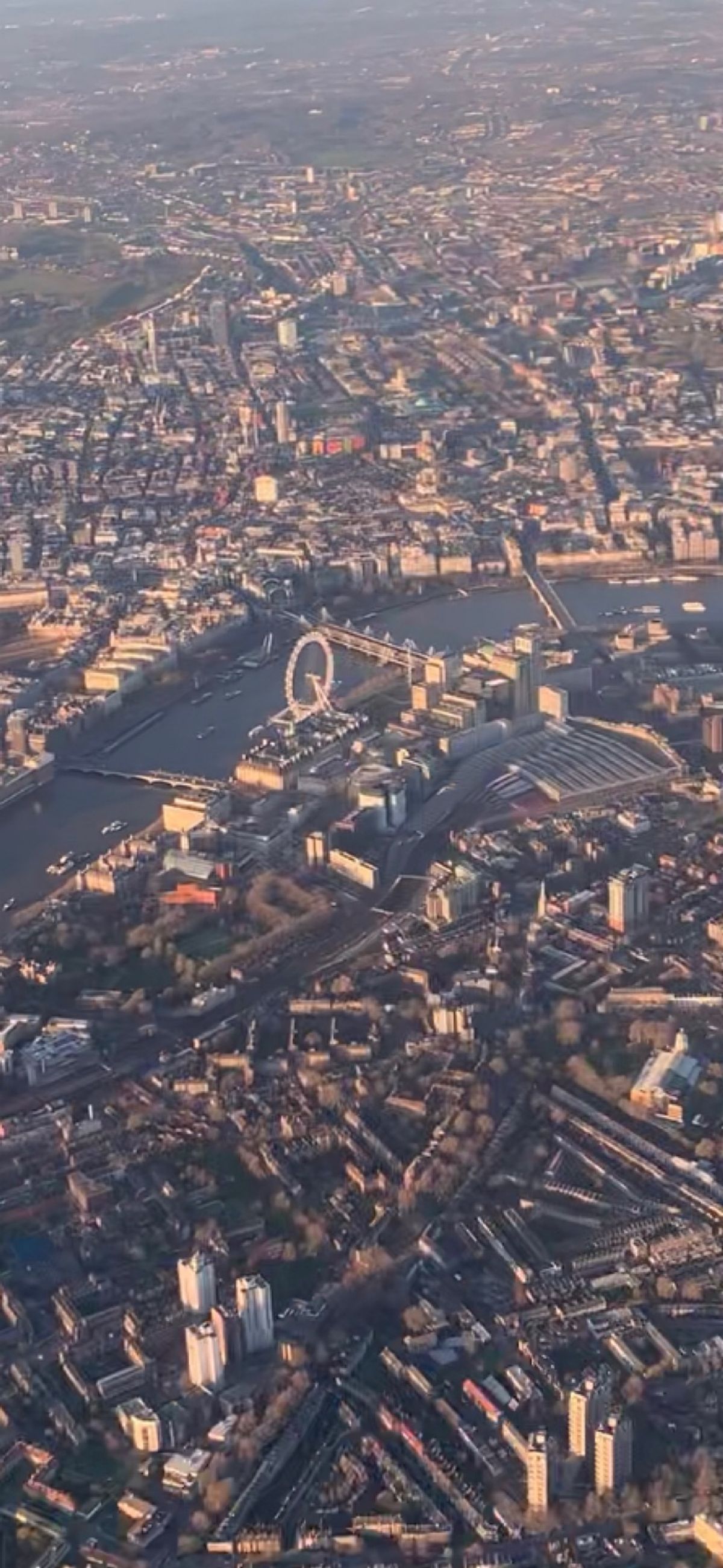 思春期を過ごした第二の故郷ロンドンへ。到着前の飛行機の窓からロンドンらしい...