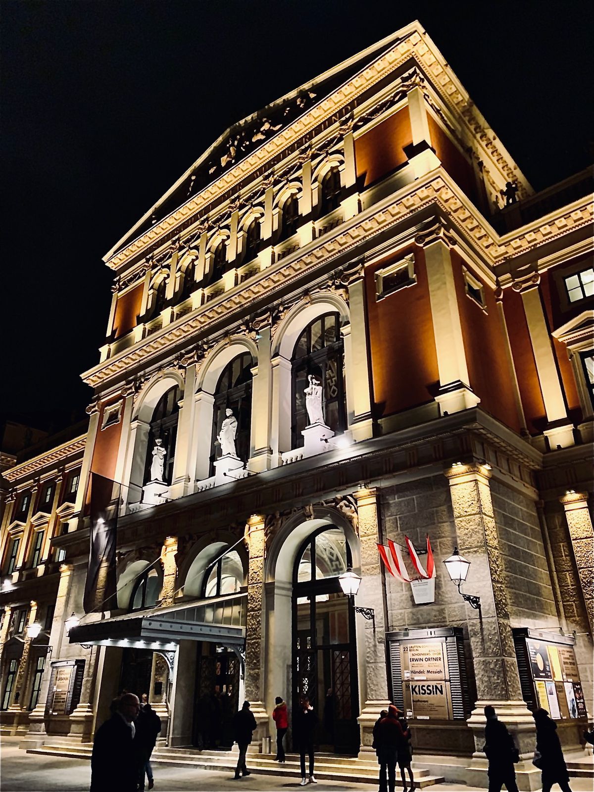 楽友協会ホールでトーンキュンストラーオーケストラのジルベスターコンサート。...