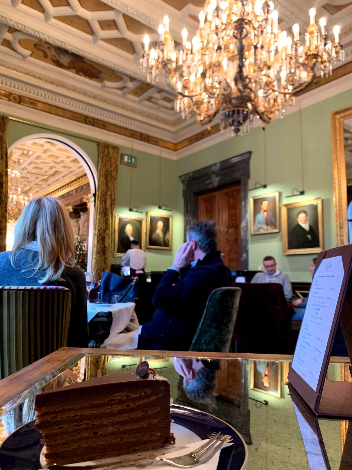 ウィーンに来ると、朝も昼も夜もティータイムも全てカフェ。