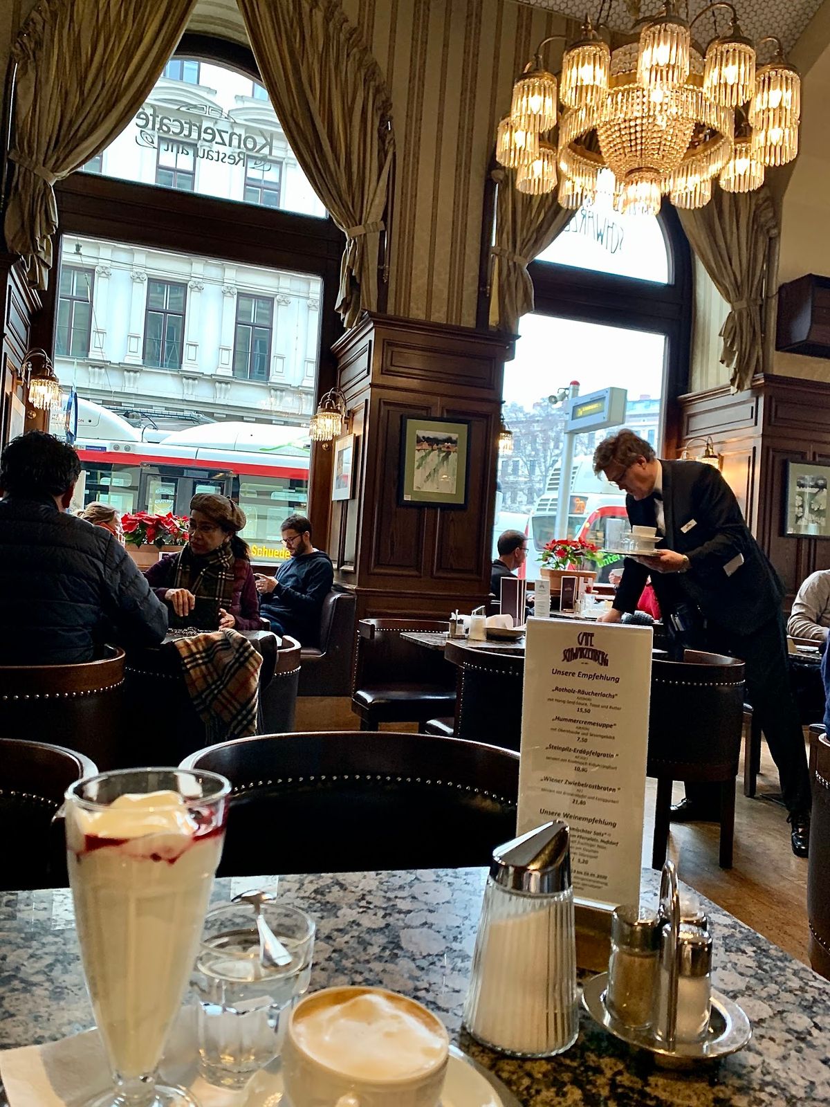 ウィーンに来ると、朝も昼も夜もティータイムも全てカフェ。