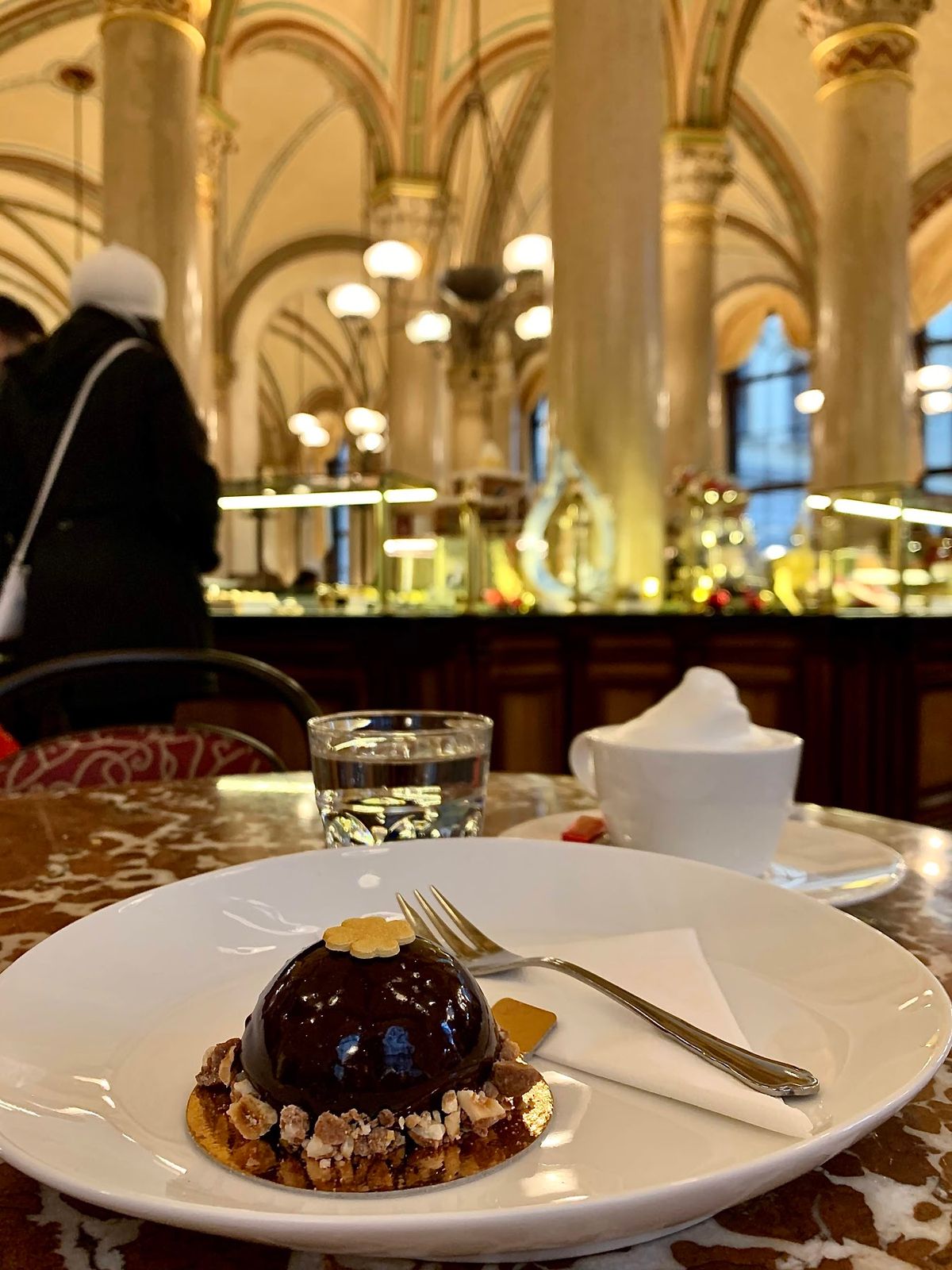 ウィーンに来ると、朝も昼も夜もティータイムも全てカフェ。