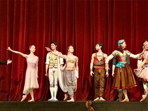 最後は国立歌劇場でバレエ「海賊」。日本人ダンサーも出演。最前列だったためオ...