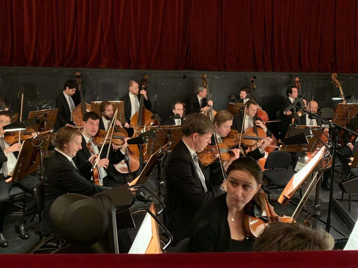 最後は国立歌劇場でバレエ「海賊」。日本人ダンサーも出演。最前列だったためオ...