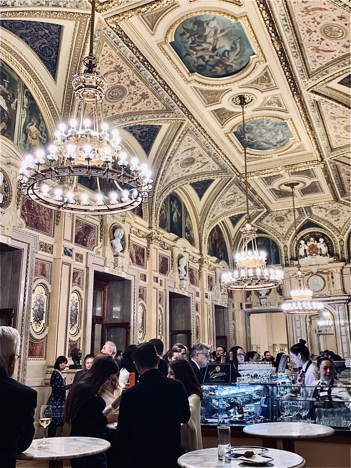 年が明けて1月1日は国立歌劇場でオペレッタ「こうもり」鑑賞。明るいシュトラ...