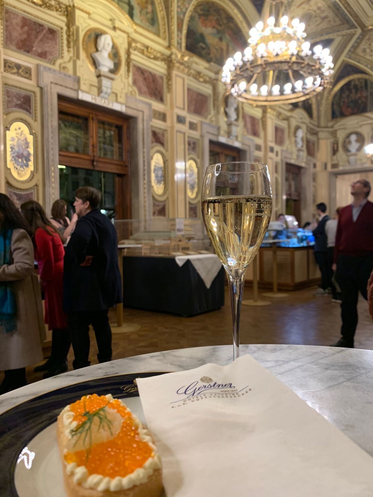 最後は国立歌劇場でバレエ「海賊」。日本人ダンサーも出演。最前列だったためオ...