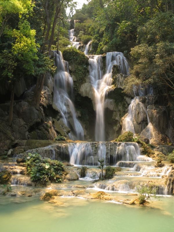 ラオス人民民主共和国・ルアンパバーン「ラオス」の写真：クアンシーの滝
托鉢
ワットシェントーン...