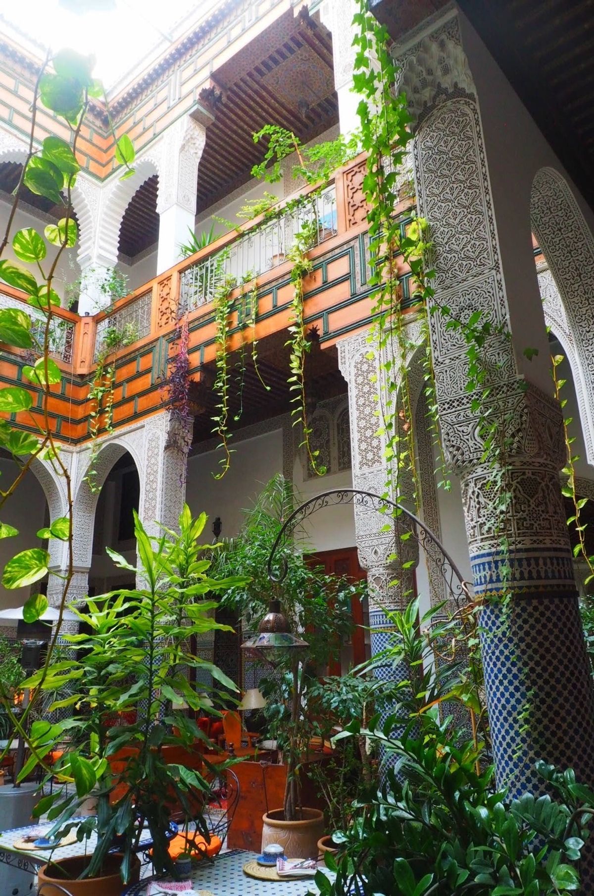 フェズで宿泊したリヤド。
モロッカンインテリア大好き。緑あふれる中庭での食...