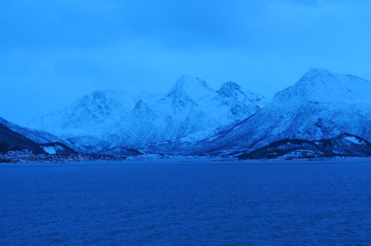 ノルウェー沿岸を南下するクルーズ船からの景色。