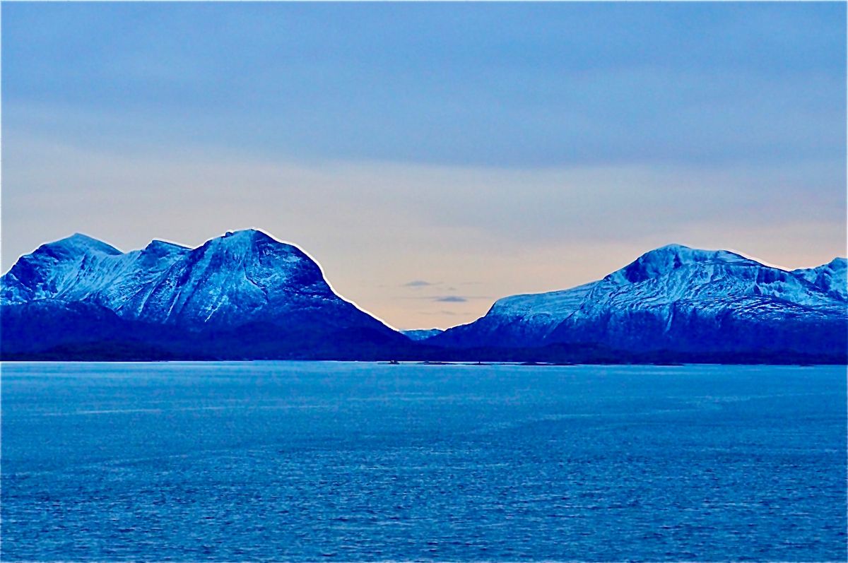 ノルウェー沿岸を南下するクルーズ船からの景色。