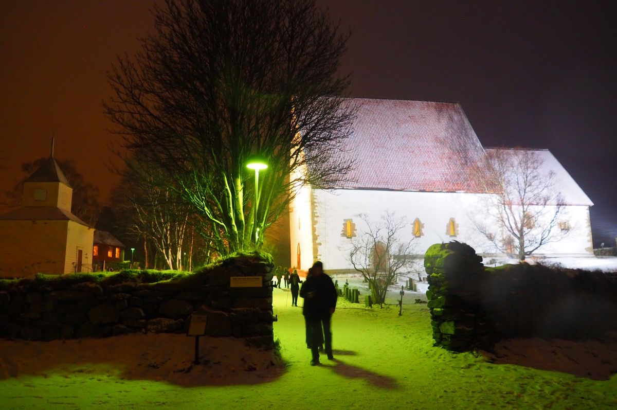 クルーズで立ち寄った北極圏の町の教会。日が極端に短いので夜のようですが、3...