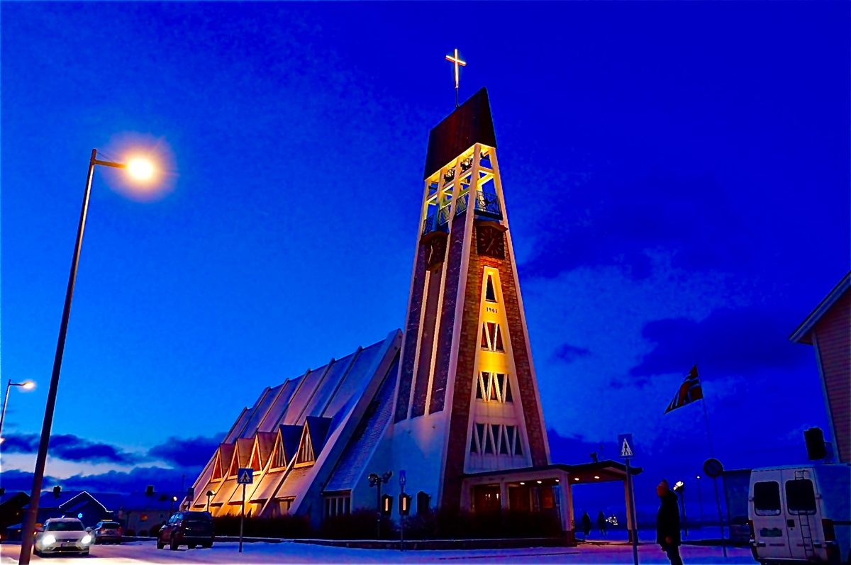 クルーズで立ち寄った北極圏の町の教会。日が極端に短いので夜のようですが、3...