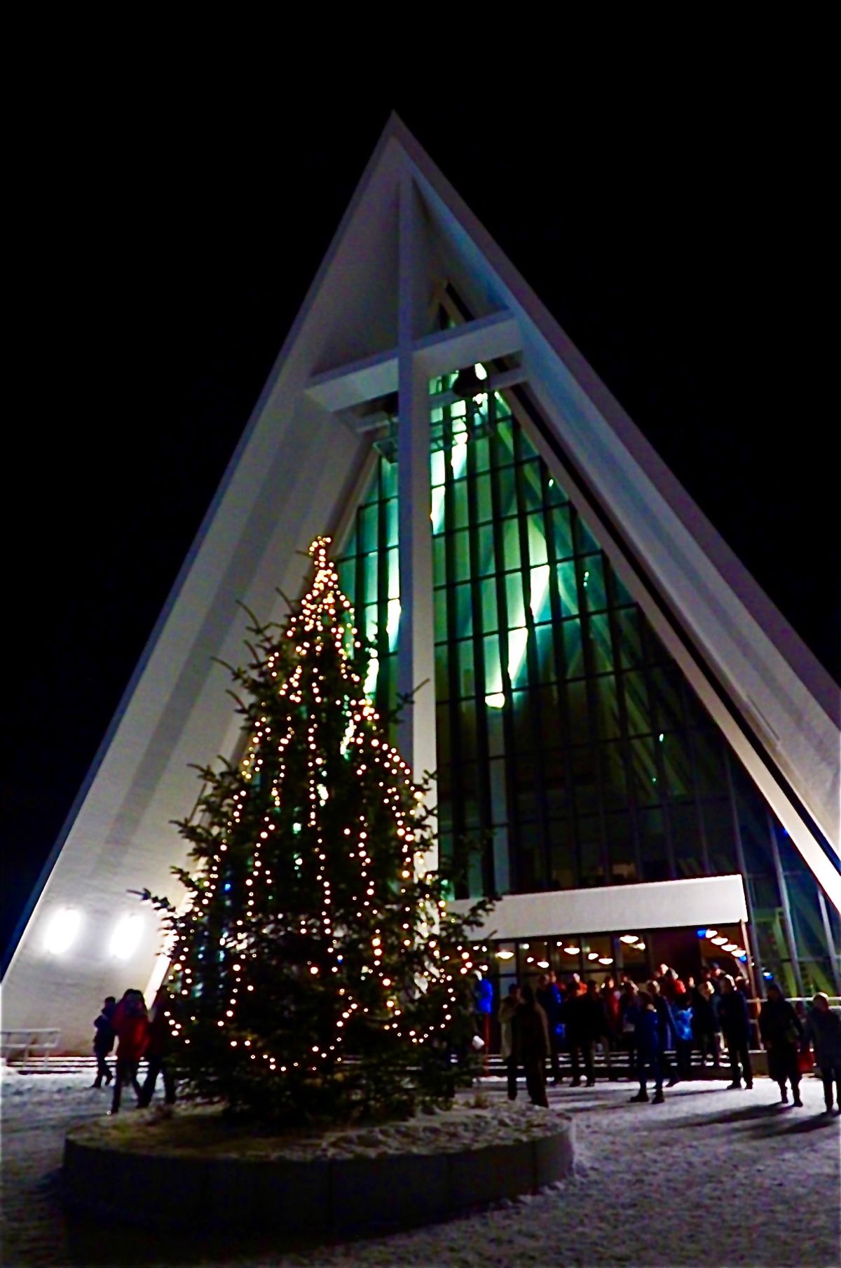 クルーズで立ち寄った北極圏の町の教会。日が極端に短いので夜のようですが、3...