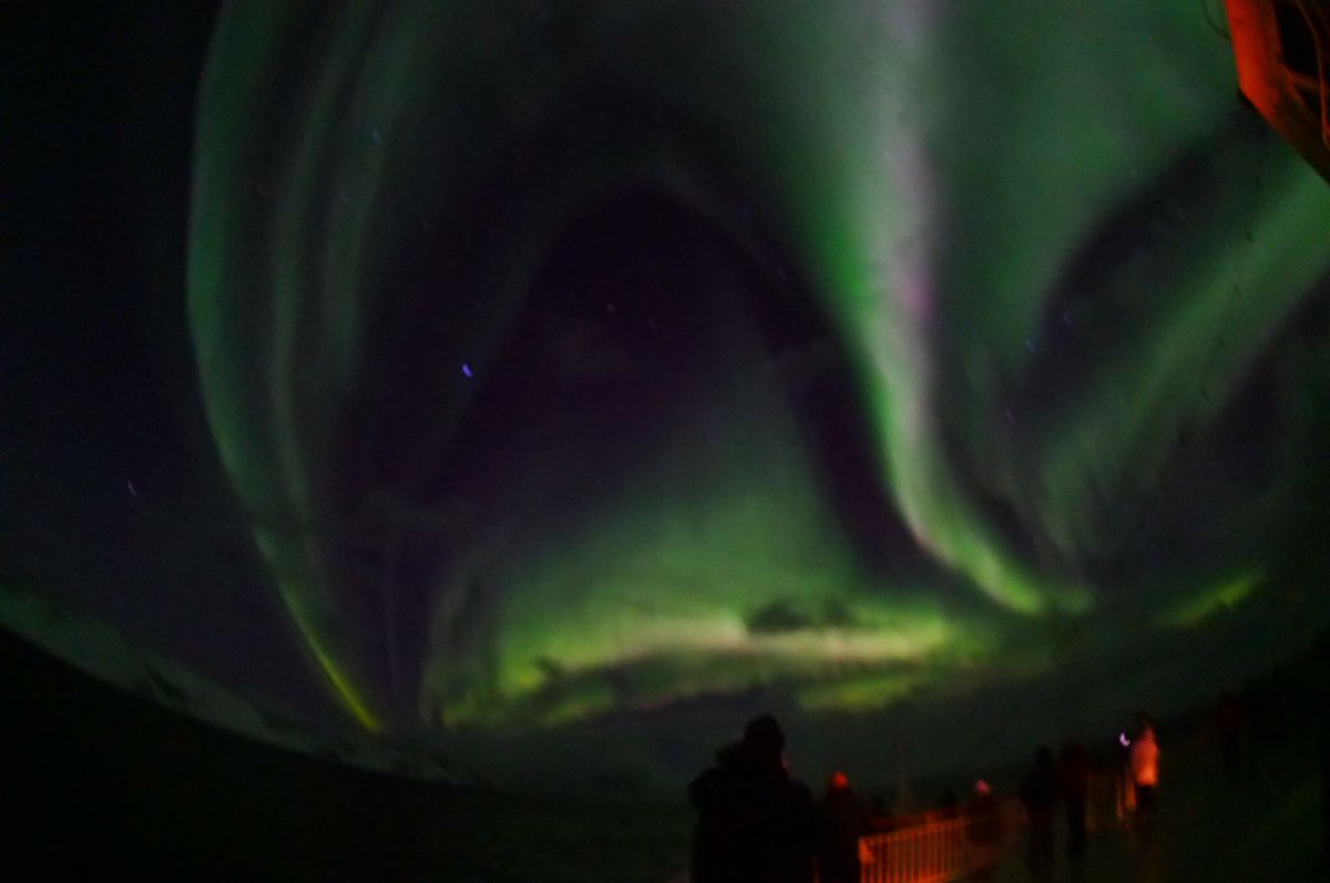大きく揺れるクルーズ船の甲板から撮影したため、きちんとカメラを構えることも...