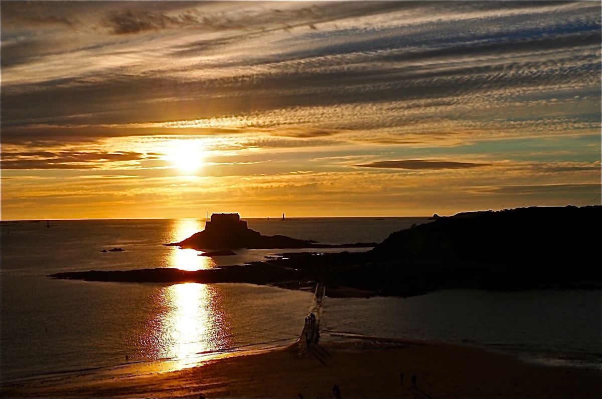 サンマロの城壁から。昼も夜も絶景でした。