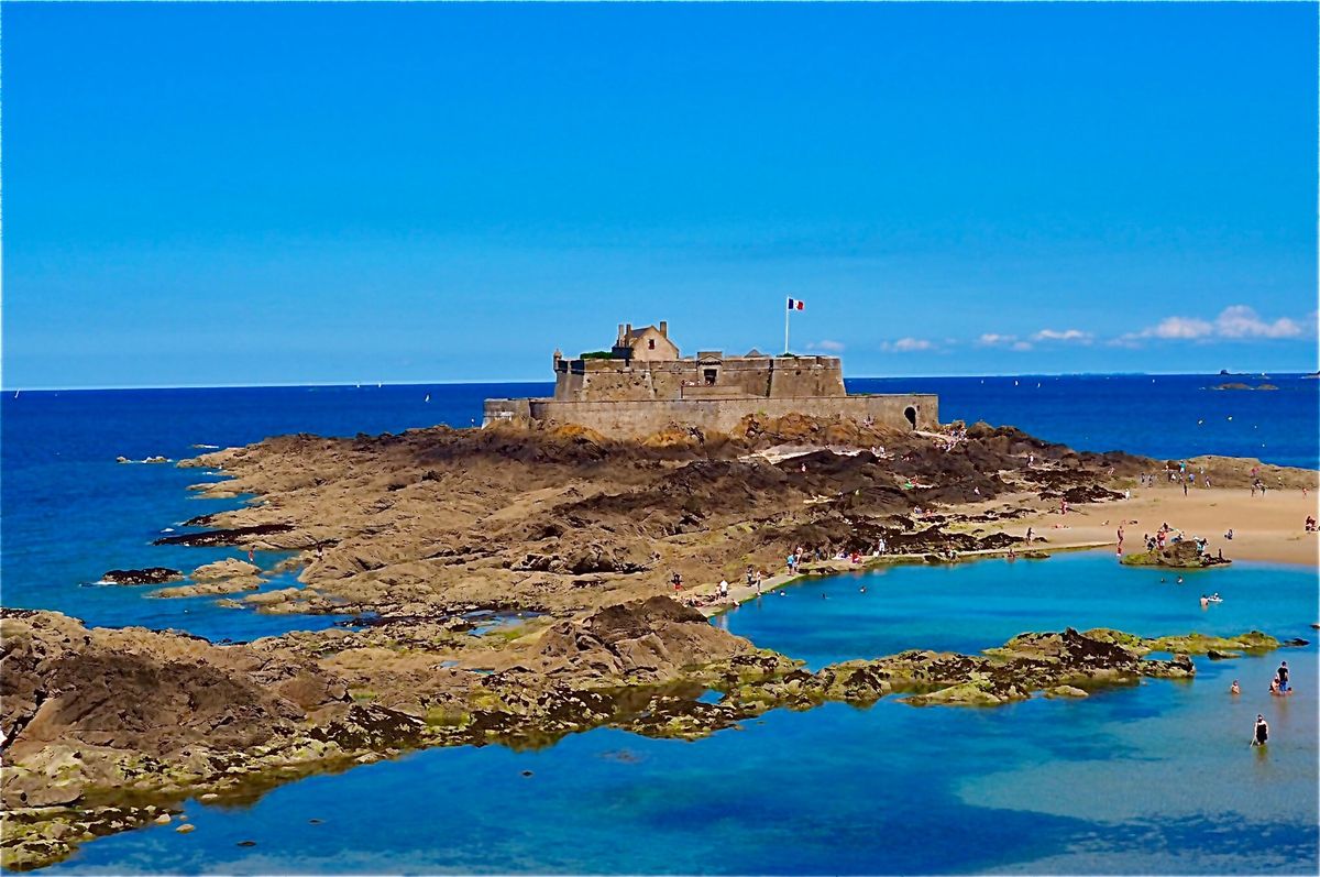 サンマロの城壁から。昼も夜も絶景でした。