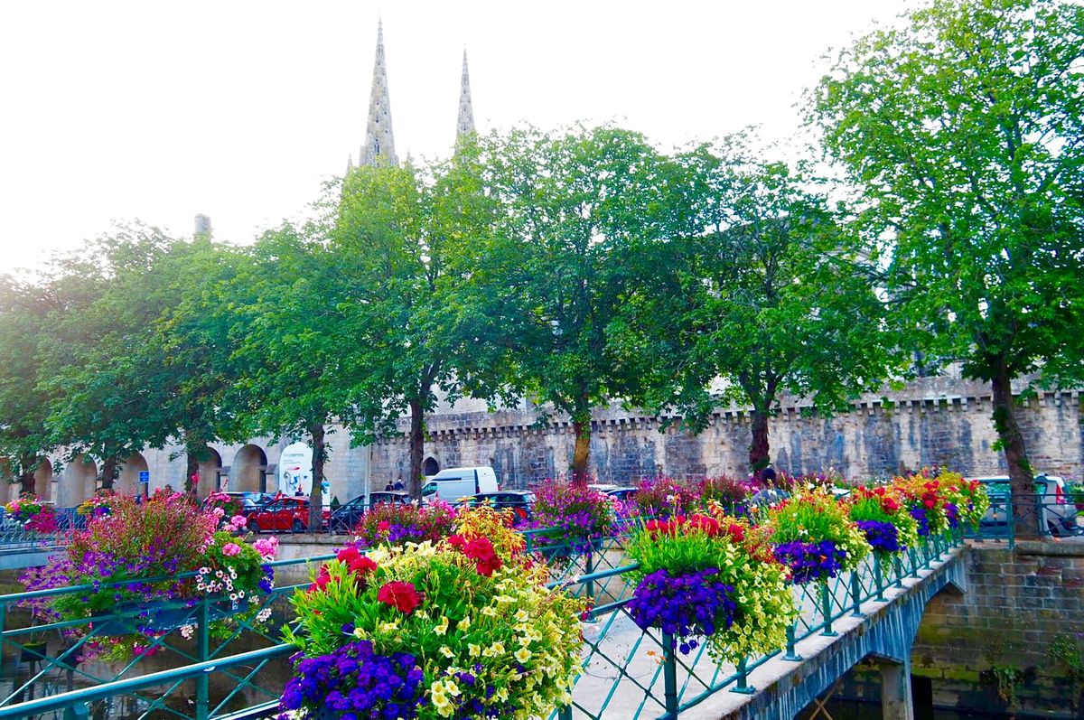 お花が綺麗な街、カンペール