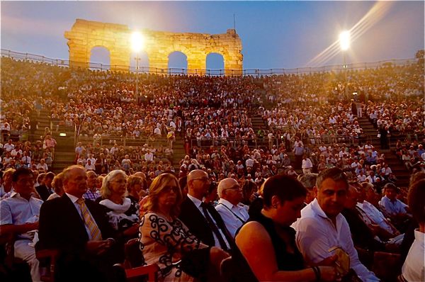イタリア・ヴェローナ「ヴェローナ2016初夏」の写真：アレーナ・ディ・ヴェローナで、野外オペラ...