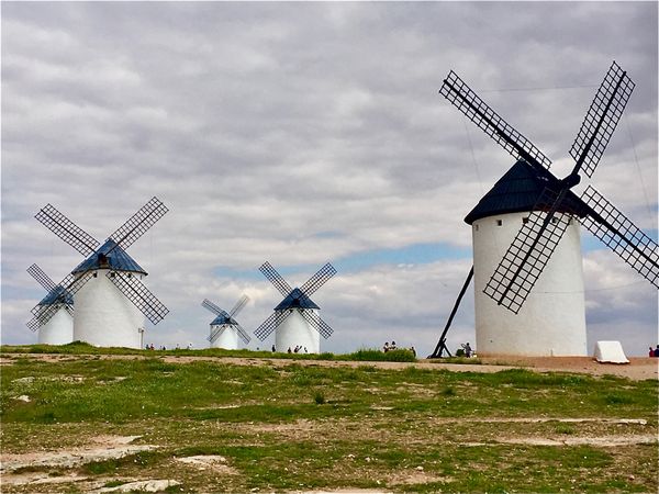 スペイン・マドリード「トレドとラマンチャ2016春」の写真：ラ・マンチャ地方のカンポ・デ・クリプター...