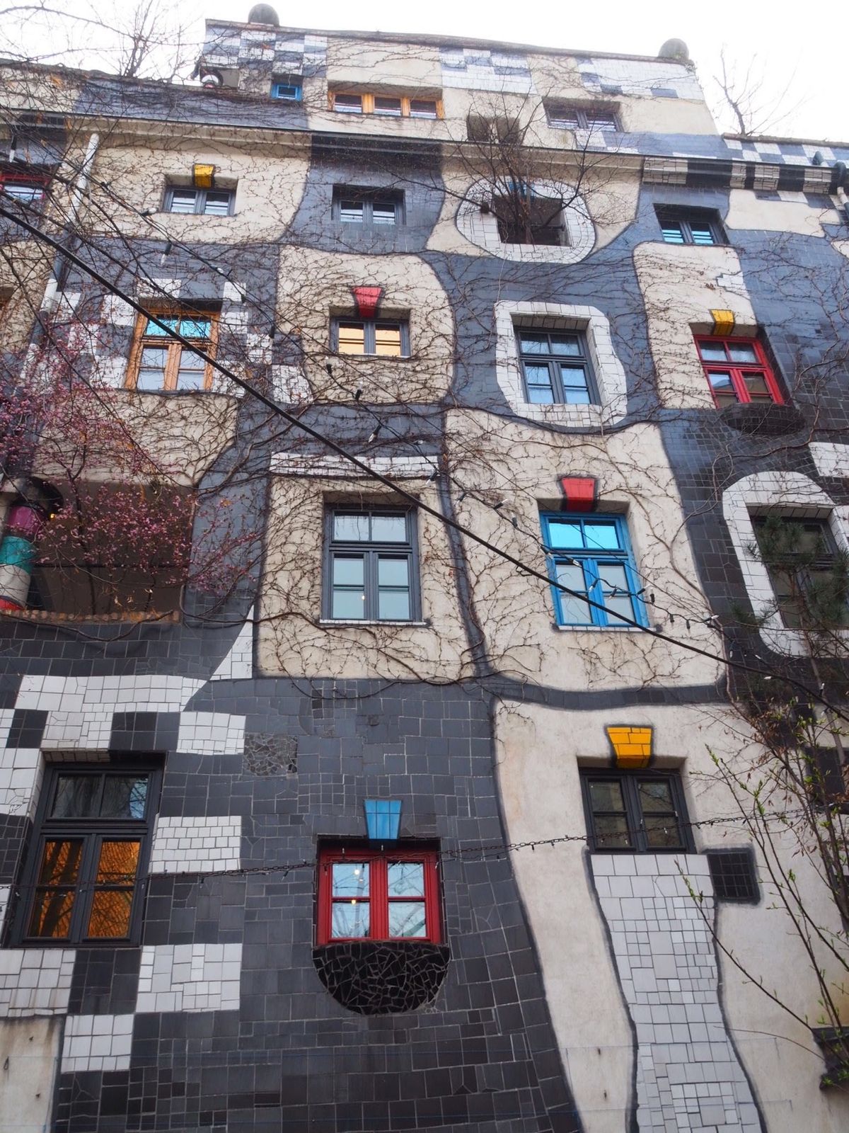 フンデルトヴァッサーハウスとクンストハウス・ウィーン