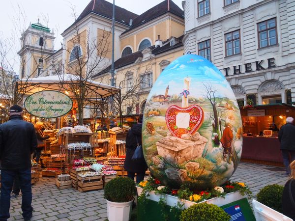 オーストリア・ウィーン「ウィーン2016春」の写真：イースターマーケット。
本物の卵の殻を美...