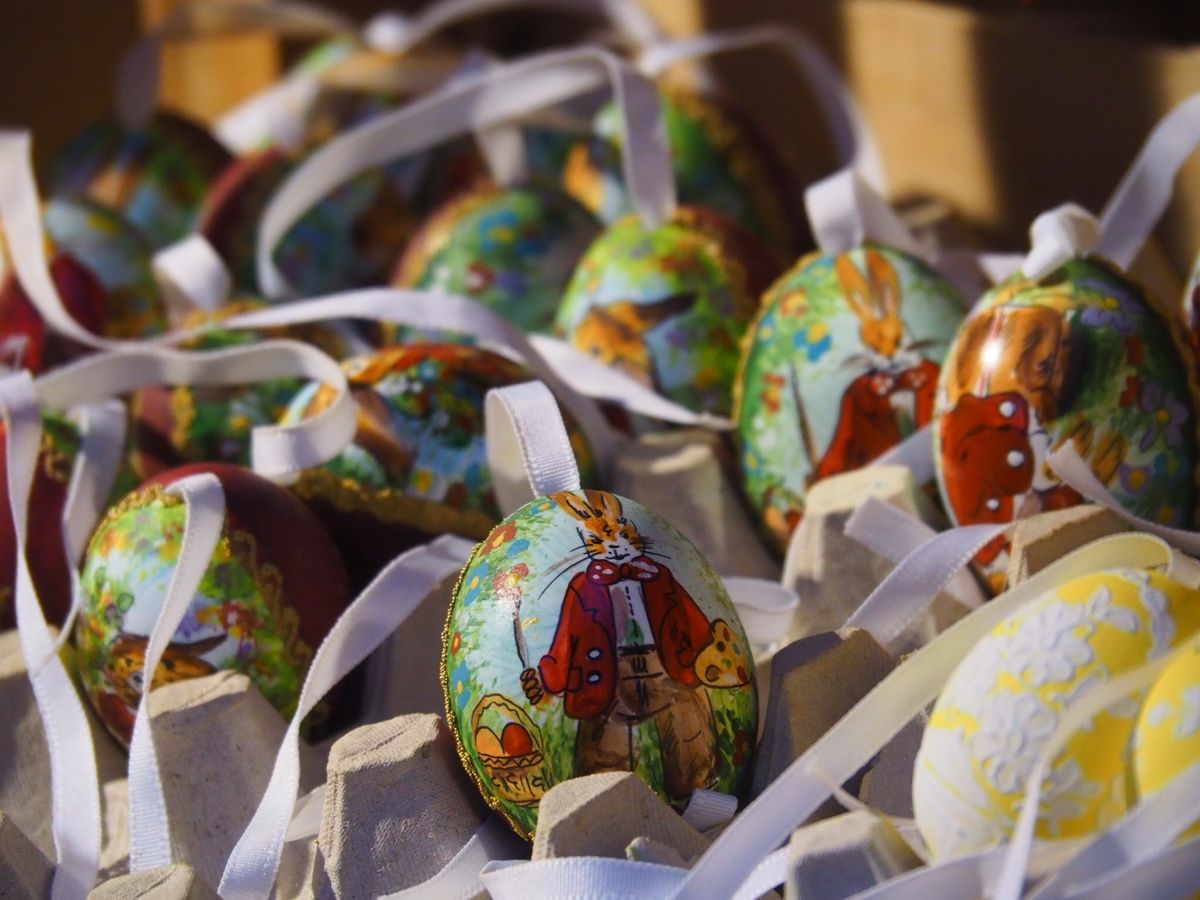イースターマーケット。
本物の卵の殻を美しく装飾したイースターエッグ。
大...