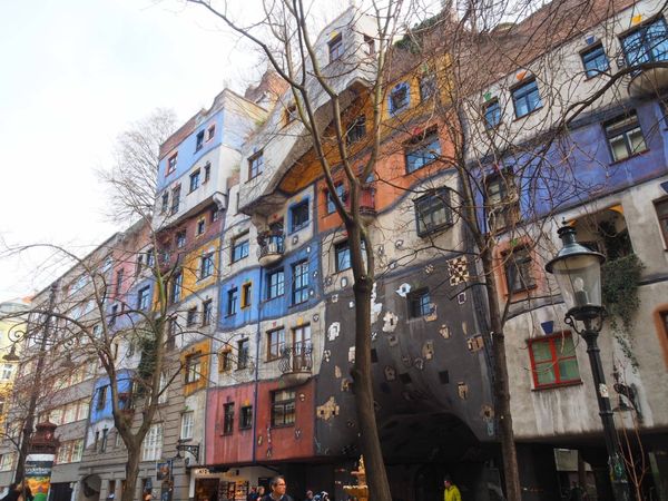 オーストリア・ウィーン「ウィーン2016春」の写真：フンデルトヴァッサーハウスとクンストハウ...