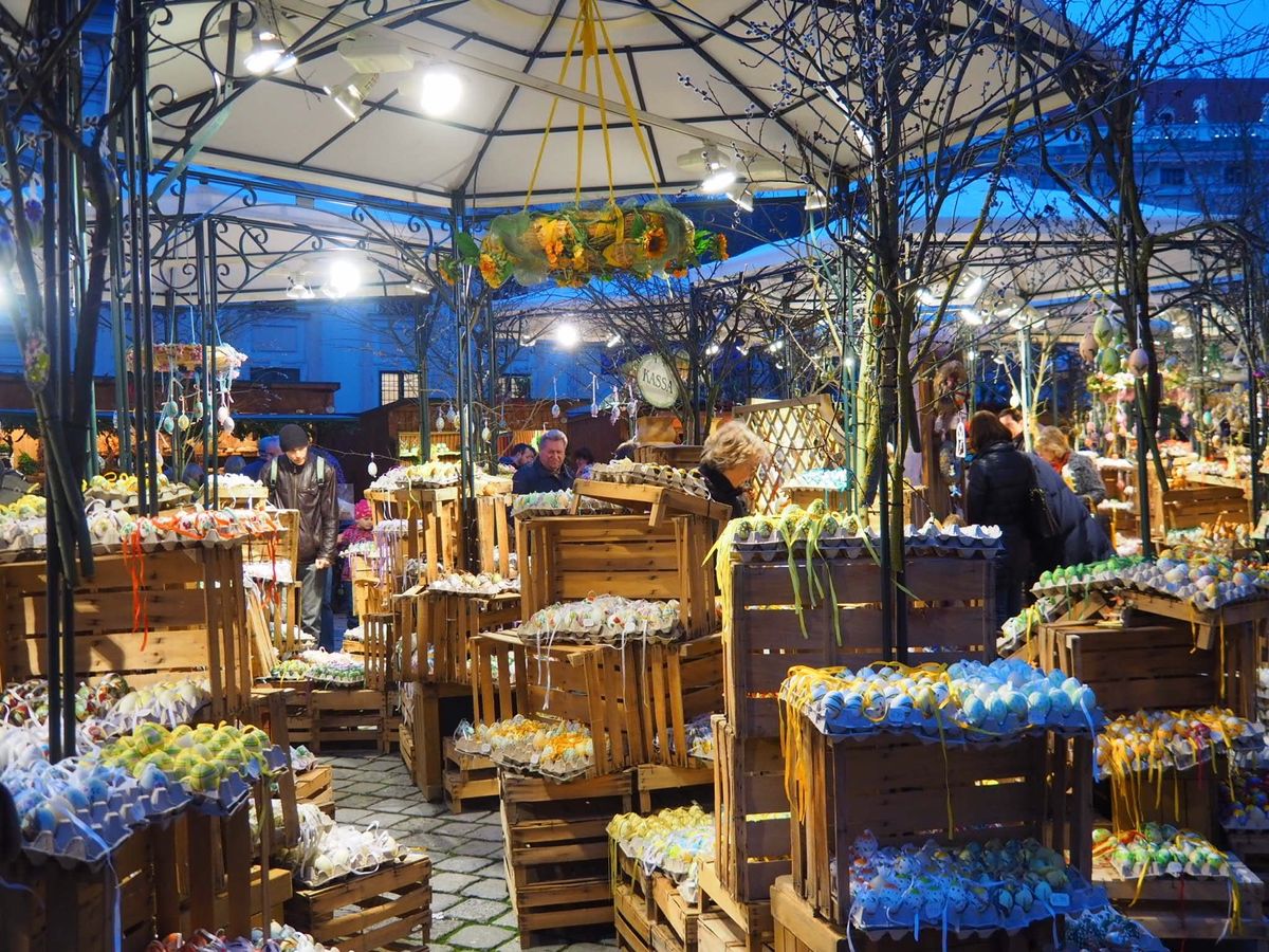 イースターマーケット。
本物の卵の殻を美しく装飾したイースターエッグ。
大...