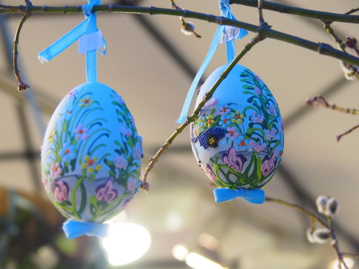 イースターマーケット。
本物の卵の殻を美しく装飾したイースターエッグ。
大...