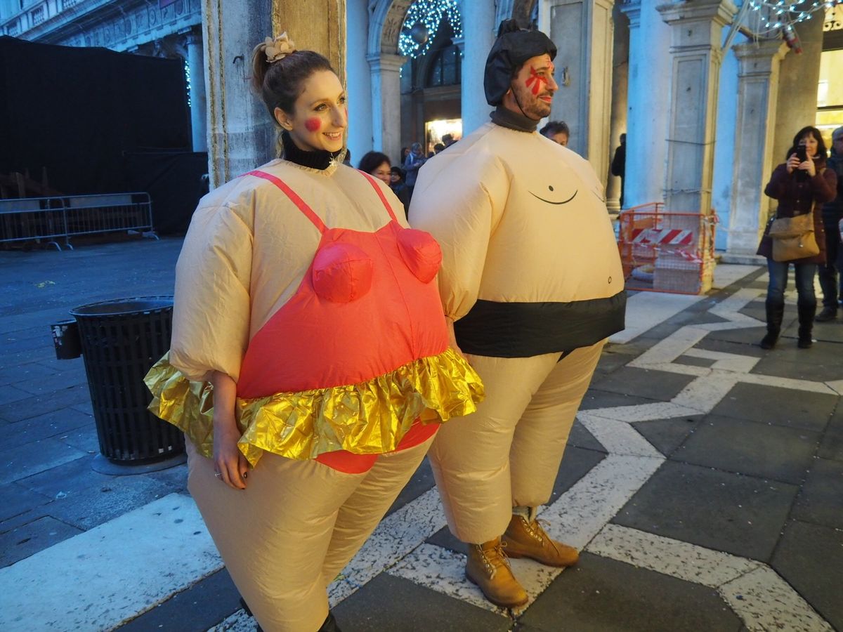 カーニバルで仮装する人々②