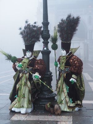 カーニバルで仮装する人々①
霧が深く残念な天気でしたが、それがかえって幻想...