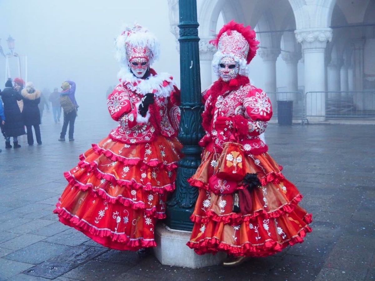 カーニバルで仮装する人々①
霧が深く残念な天気でしたが、それがかえって幻想...