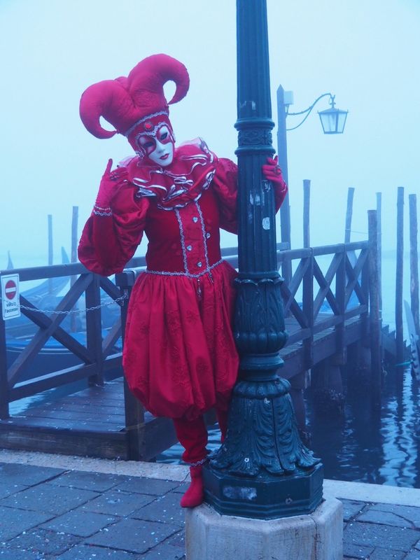 イタリア・ベネチア「ベネチアのカーニバル2016冬」の写真：カーニバルで仮装する人々①
霧が深く残念...