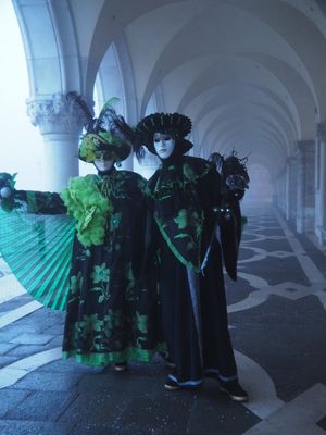 カーニバルで仮装する人々①
霧が深く残念な天気でしたが、それがかえって幻想...