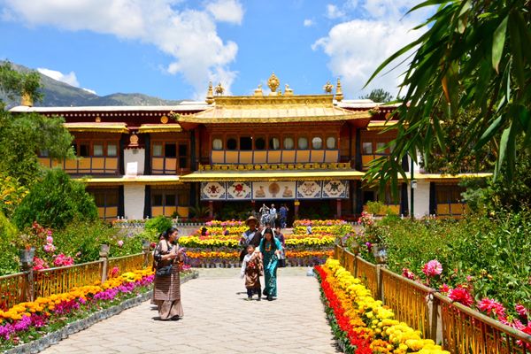 中国・チベット「チベット2014夏」の写真：その他のラサの風景。若い僧侶の問答修行も...