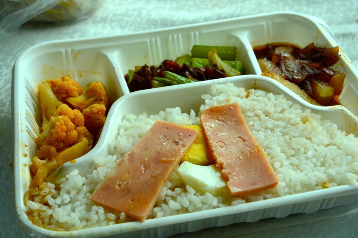 青蔵鉄道。西寧からラサまで約24時間。一等車両の4人のコンパートメントで、...