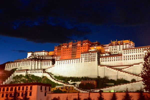 中国・チベット「チベット2014夏」の写真：ポタラ宮。非常に大きく間近で見ると迫力あ...