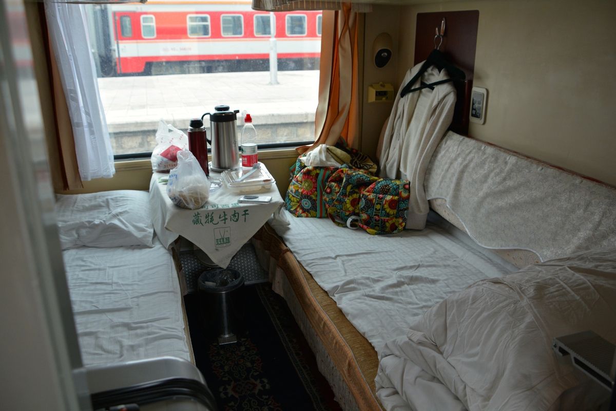 青蔵鉄道。西寧からラサまで約24時間。一等車両の4人のコンパートメントで、...