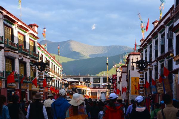 中国・チベット「チベット2014夏」の写真：ラサの街。商店街に掲げられる無数の中国国...