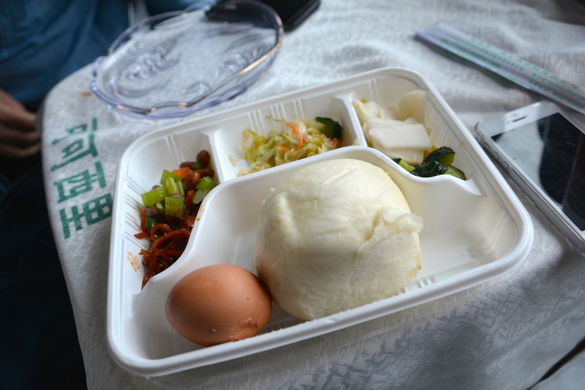 青蔵鉄道。西寧からラサまで約24時間。一等車両の4人のコンパートメントで、...