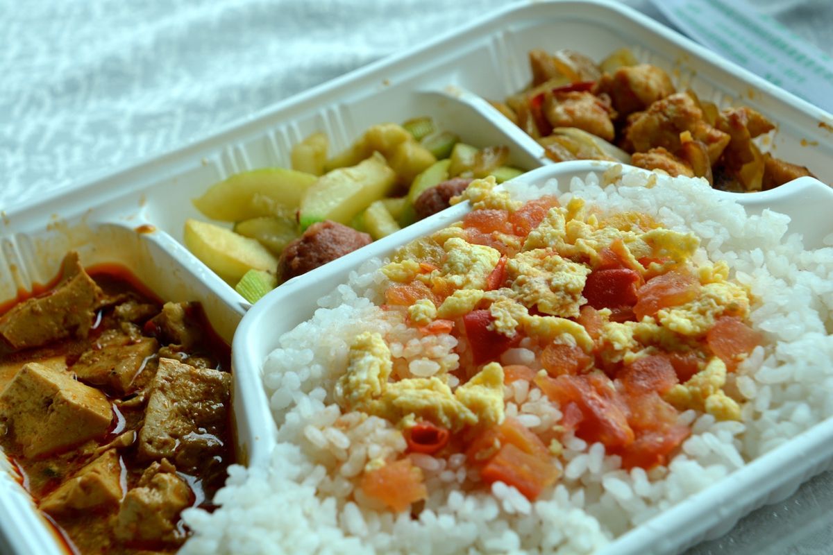 青蔵鉄道。西寧からラサまで約24時間。一等車両の4人のコンパートメントで、...