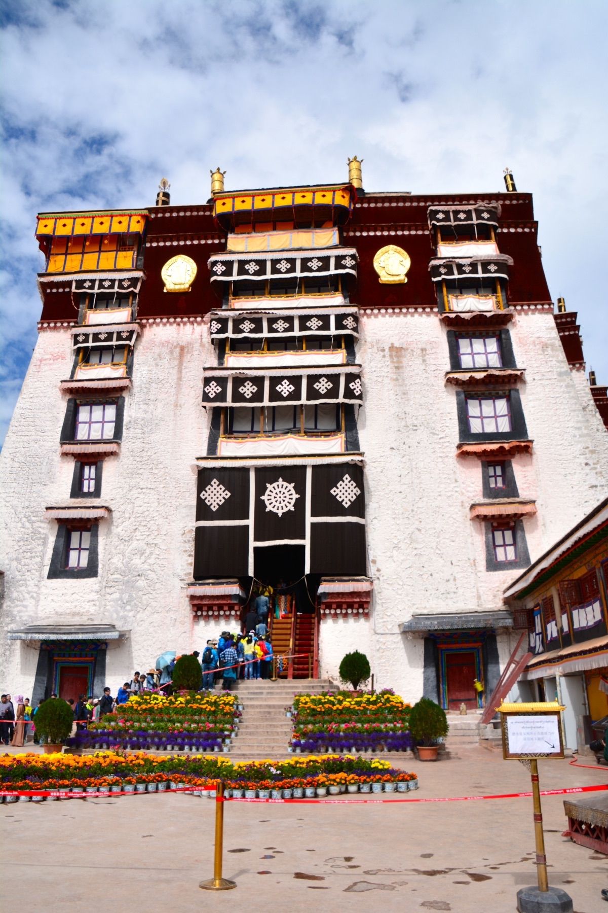 ポタラ宮。非常に大きく間近で見ると迫力あり。混雑しておりガイドはガイド仲間...