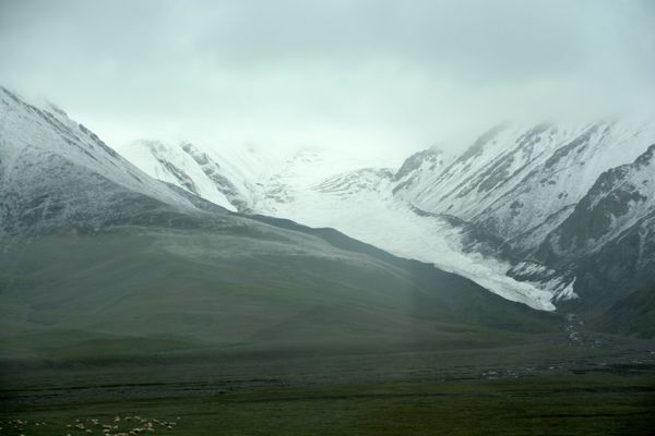 中国・チベット「チベット2014夏」の写真：青蔵鉄道の車窓から。天気があまり良くない...