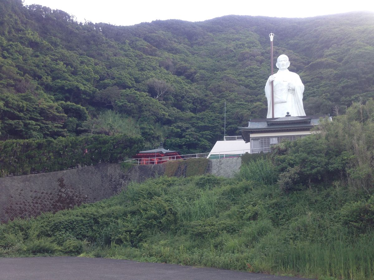 そのまま慎太郎像を過ぎると空海像、夫婦岩が見えてきます。
春は山桜と海と両...