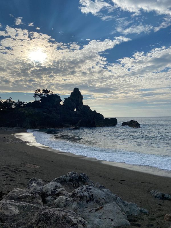 日本・石川県「能登半島に行ってみる！」の写真：窓岩

時間帯が合うと夕日が見えるらしいです！