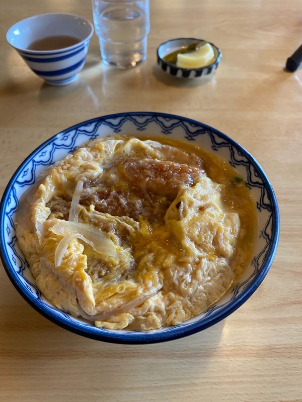 日本・石川県「能登半島に行ってみる！」の写真：カツ丼を食べる

禄剛崎灯台の近くにある...