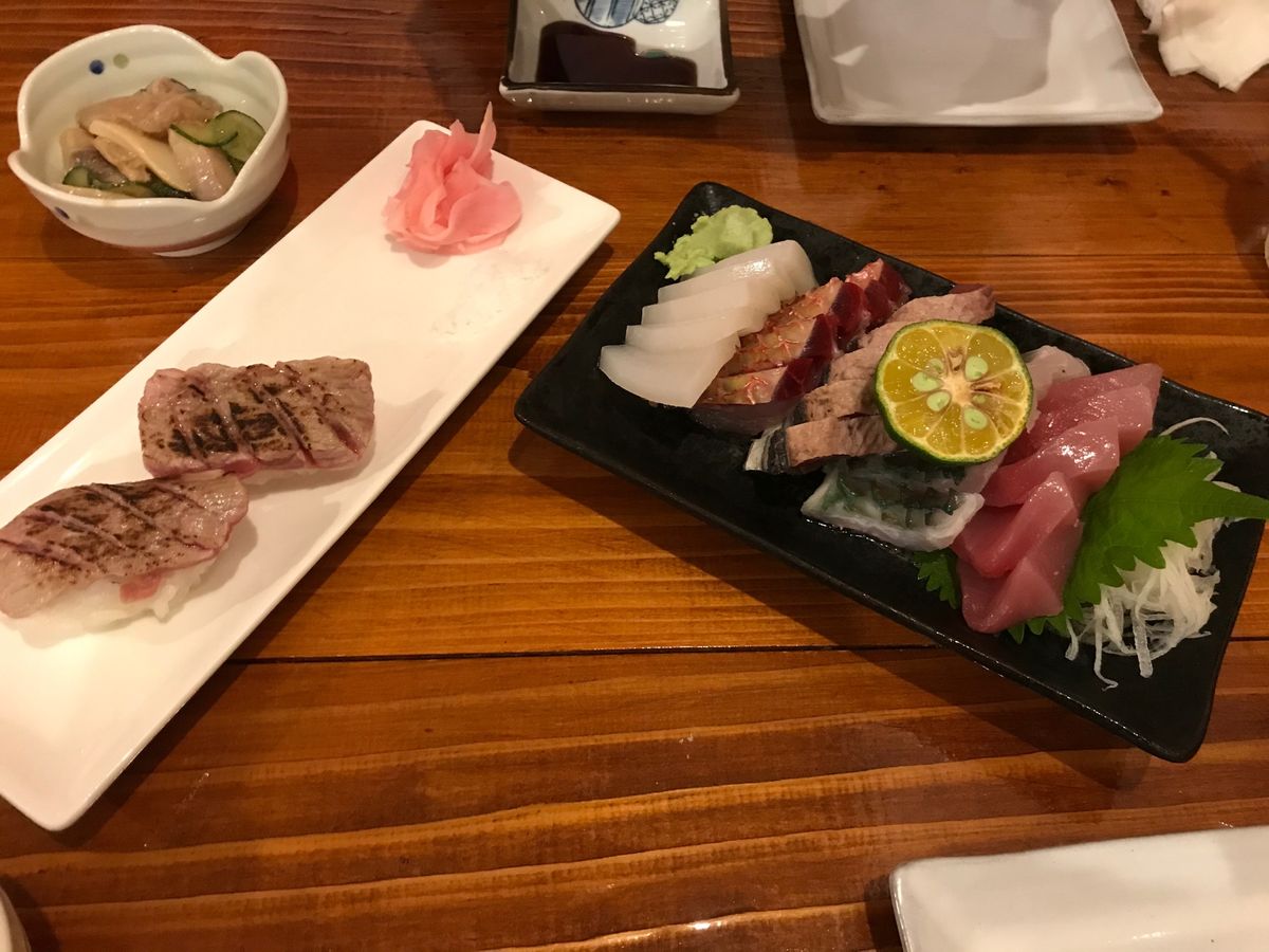 竹富島から石垣島に戻り、御神崎灯台からのサンセット。

晩ご飯は海鮮がおい...