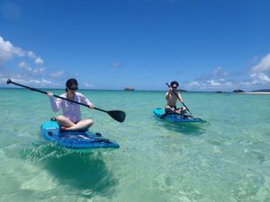 3日目はシュノーケリングに参加。
空から射し込む太陽の光も綺麗に見えます。...